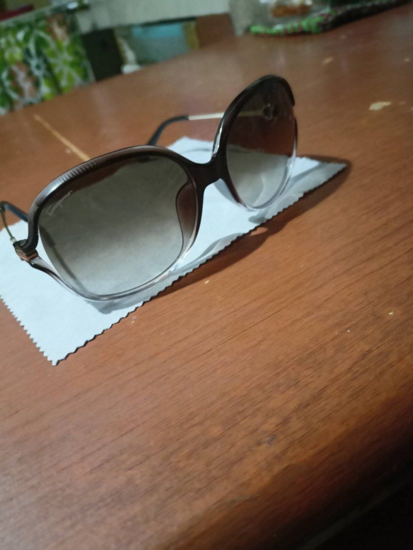 Salvatore Ferragamo Sunglasses (Category: Sunglasses & Eyewear) located in Manila. Submitted by shanaaa.collects (Listing ID 1463846439, Image 2). Description: - Authentic Salvatore Ferragamo sunglasses - Classic brown tortoiseshell oval frames - Gradient lenses for stylish sun protection - Elegant gold accents on the arms - Ideal for everyday wear - Comes with a complimentary cleaning cloth.