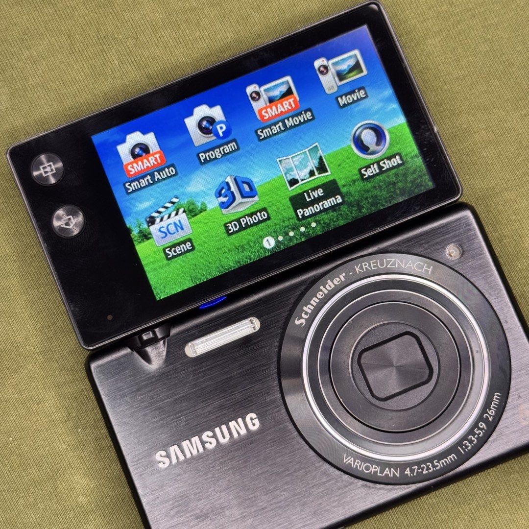Samsung MV800 (Category: Cameras) located in Adams. Submitted by jeysiiidelacruz (Listing ID 1463926963, Image 1). Description: Samsung MV800 🖤 flip screen! 9,999pesos only! and FREE SHIPPING! ✨ last price posted! - 16 megapixels - CCD sensor - 5x optical zoom - optical image stabilization FULLY FUNCTIONAL!! ✨ - zoom, flash, all buttons working! 9/10 Body cosmetics! NO ISSUES! NO ISSUES! NO ISSUES! Inclusions: Unit itself beaded strap Original S