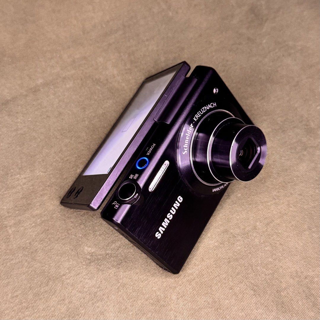 Samsung MV800 (Category: Cameras) located in Adams. Submitted by jeysiiidelacruz (Listing ID 1463926963, Image 2). Description: Samsung MV800 🖤 flip screen! 9,999pesos only! and FREE SHIPPING! ✨ last price posted! - 16 megapixels - CCD sensor - 5x optical zoom - optical image stabilization FULLY FUNCTIONAL!! ✨ - zoom, flash, all buttons working! 9/10 Body cosmetics! NO ISSUES! NO ISSUES! NO ISSUES! Inclusions: Unit itself beaded strap Original S