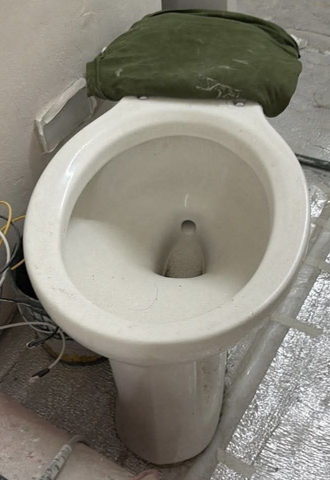 Saniware Toilet Bowl with Flush (Category: Bathroom & Kitchen Fixtures) located in Makati City. Submitted by cardlab (Listing ID 1463777626, Image 1). Description: Items are 💯 authentic/original/legit. About The Item: • Saniware with Flush • Declutter - magpapalit na ng bago • Pwedeng puntahan muna sa pickup pt para makita • Actual pics/ photos posted 📍 Sta Cruz, Manila Pin/ Pickup: 912 Espeleta - Chinatown Plaza Mop: ✅ GCash ✅ Cash ‼️ Shipping