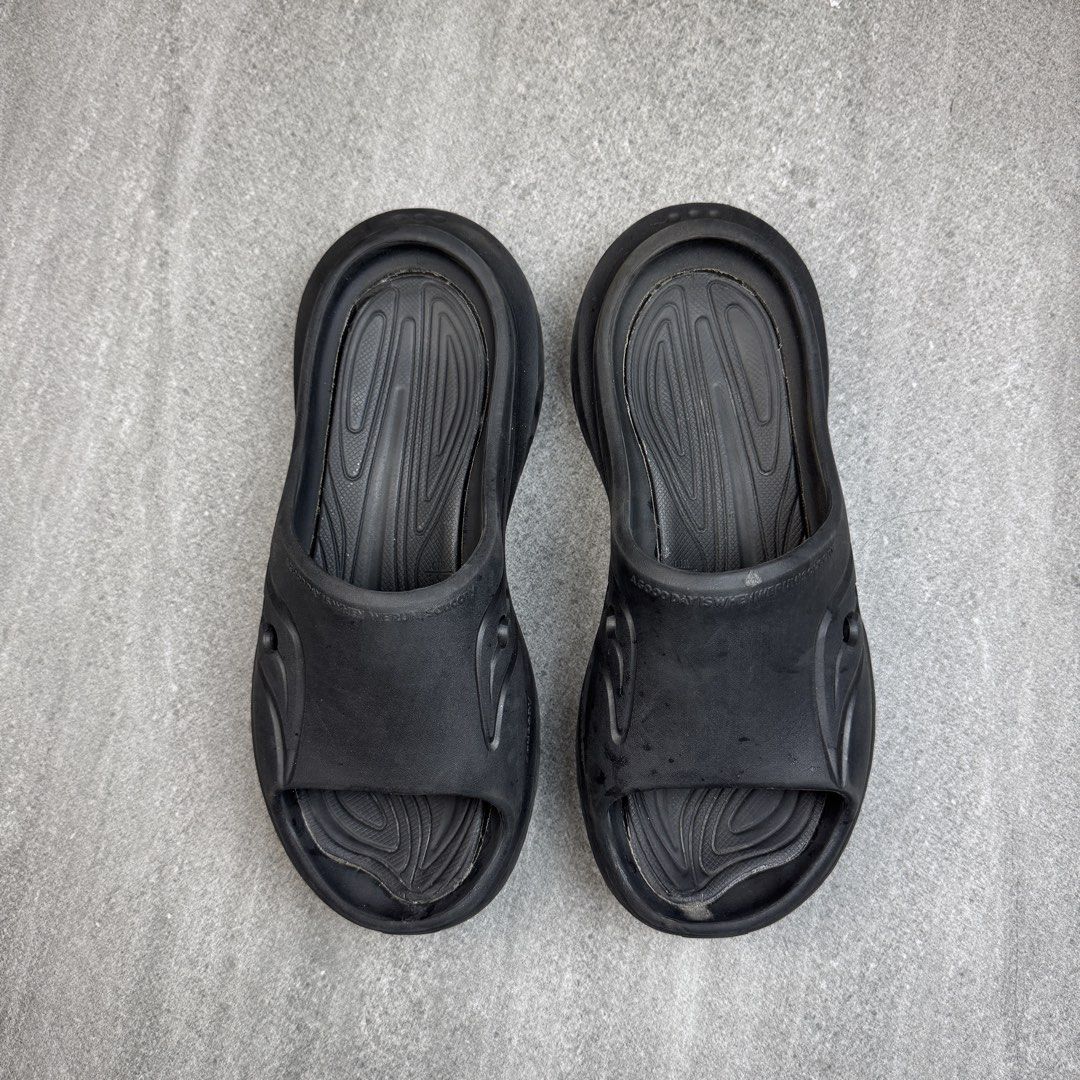 Saucony Black Slides Sandals (Category: Slippers & Slides) located in Manolo Fortich. Submitted by thrift_by_biji (Listing ID 1463837610, Image 2). Description: - Black Saucony slides - Easy slip-on and off design - Perfect for casual wear or after sports - Soles offer good grip.
