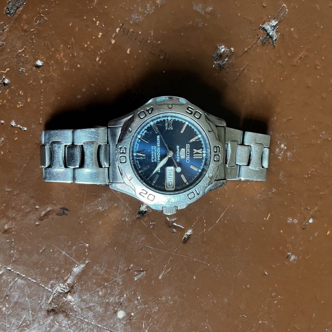 Seiko Sports Automatic Watch (Category: Men's Watches) located in Manila. Submitted by truedragon.57621e (Listing ID 1463835684, Image 1). Description: - Seiko Sports Automatic Watch - Striking blue dial with day and date display - Water resistant up to 10 bar - Durable stainless steel bracelet.