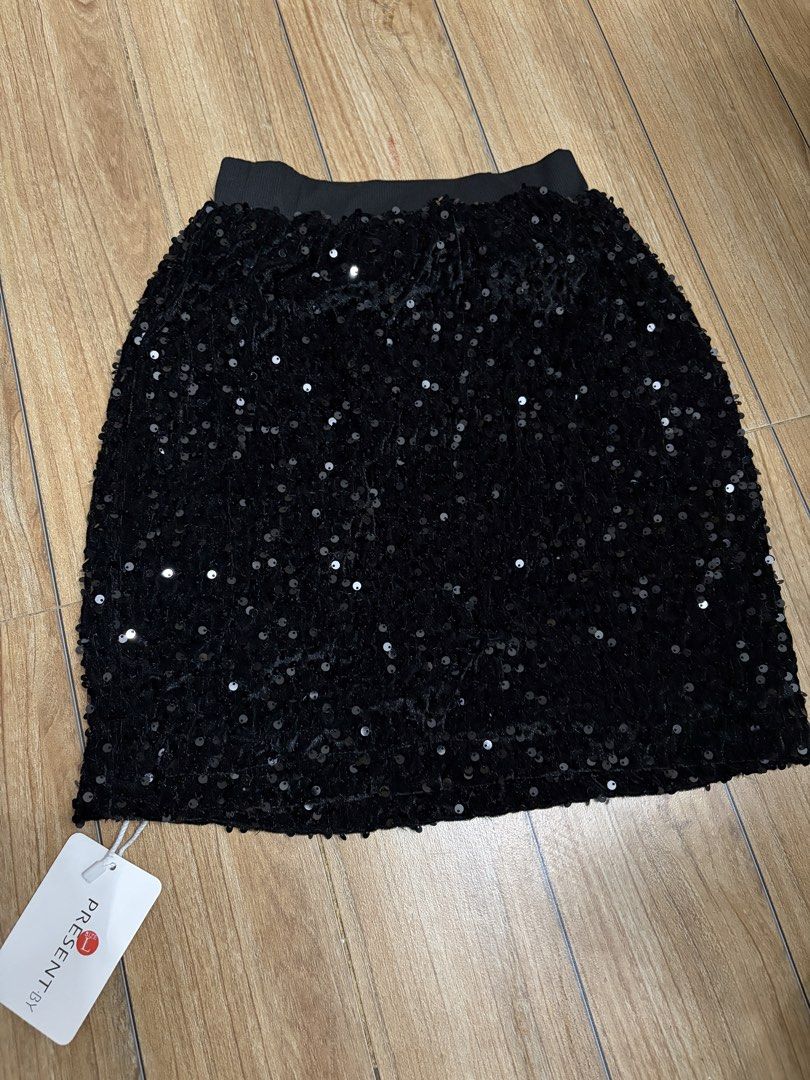 Sequence skirt (Category: Dresses) located in Taytay. Submitted by murahubblueapppage (Listing ID 1463929454, Image 2). Description: Long : 18 inches L on tag But can fit in Xs- to medium Up to 32 inches .