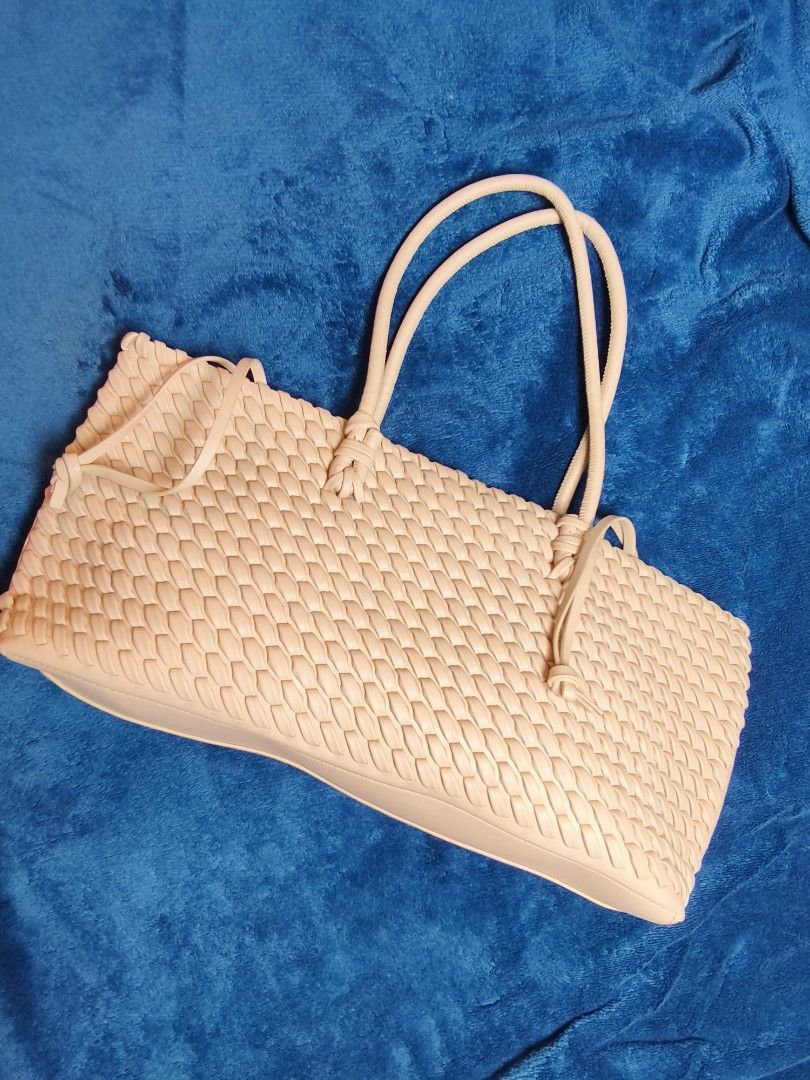 Shein Bag (Category: Tote Bags) located in Quezon City. Submitted by huwanathriftapparel (Listing ID 1463897236, Image 1). Description: PERSONAL PRWLOVED ALMOST NEW.
