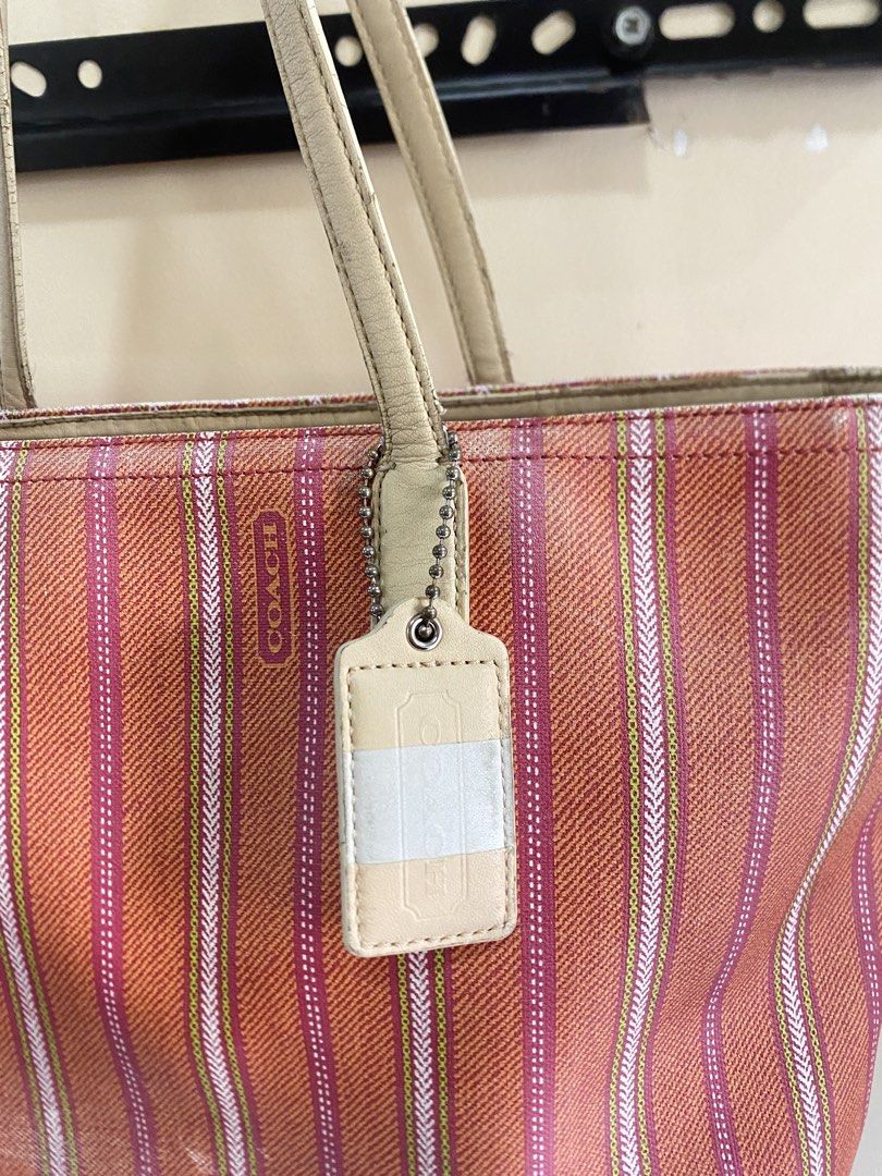 Shoulder coach bag (Category: Shoulder Bags) located in Tumauini. Submitted by calmearth-bc99 (Listing ID 1463755431, Image 2). Description: Shoulder coach bag.