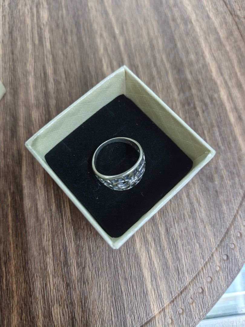 Silver 925 Ring with classic fleur-de-lis (Category: Jewelry) located in Naga. Submitted by esteemed_shop (Listing ID 1463782956, Image 2). Description: - Silver-tone ring with ornate filigree design - Features a central diamond accent - Smooth and comfortable band - Comes in a small gift box - Approximately size 7 - Adds a unique touch to any outfit.