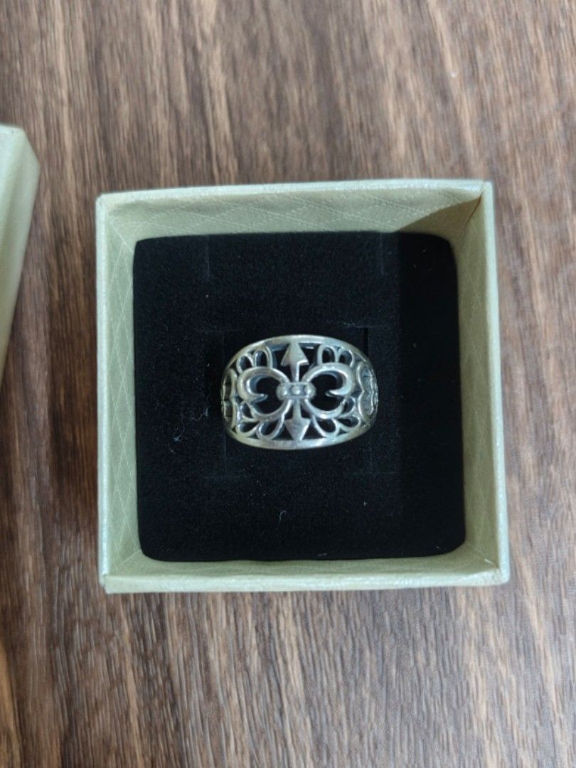 Silver 925 Ring with classic fleur-de-lis (Category: Jewelry) located in Naga. Submitted by esteemed_shop (Listing ID 1463782956, Image 1). Description: - Silver-tone ring with ornate filigree design - Features a central diamond accent - Smooth and comfortable band - Comes in a small gift box - Approximately size 7 - Adds a unique touch to any outfit.