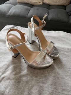 (Category: ) located in . Submitted by closetbymia (Listing ID 1463743034, Image 1). Description: .