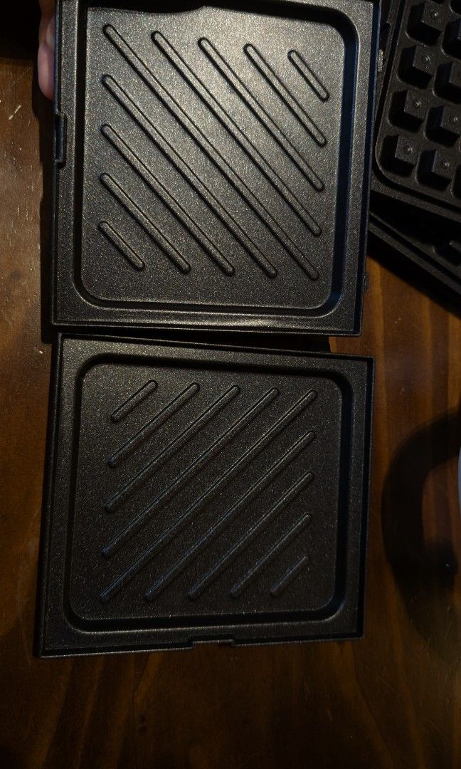 Simplus Sandwich Maker (Category: Other Kitchen Appliances) located in Singapore. Submitted by curioushead (Listing ID 1463759869, Image 4). Description: only used a few times. there are scratches on the waffle plates, but will still be included. the sandwich plates were never used before, only washed once..