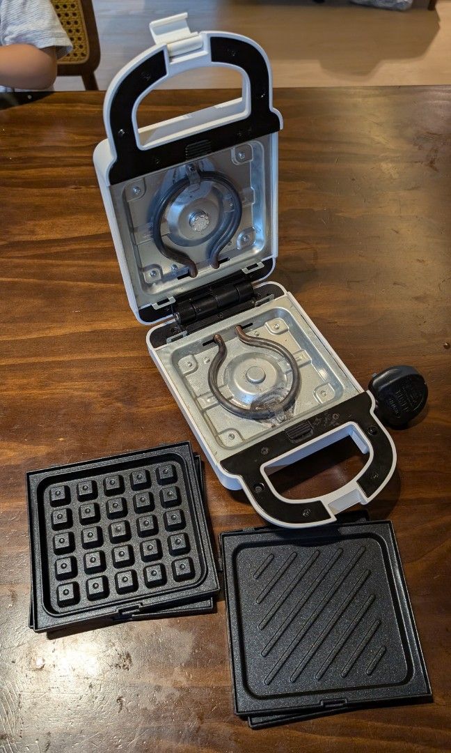 Simplus Sandwich Maker (Category: Other Kitchen Appliances) located in Singapore. Submitted by curioushead (Listing ID 1463759869, Image 2). Description: only used a few times. there are scratches on the waffle plates, but will still be included. the sandwich plates were never used before, only washed once..