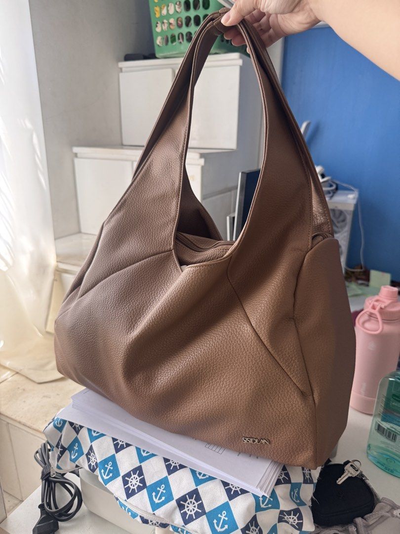 sisidlan myra large hobo bag in latte (Category: Tote Bags) located in Quezon City. Submitted by lianmart (Listing ID 1463743076, Image 3). Description: used once. like new condition. rfs: too big on me loc: sta mesa manila mop: gcash, maribank.