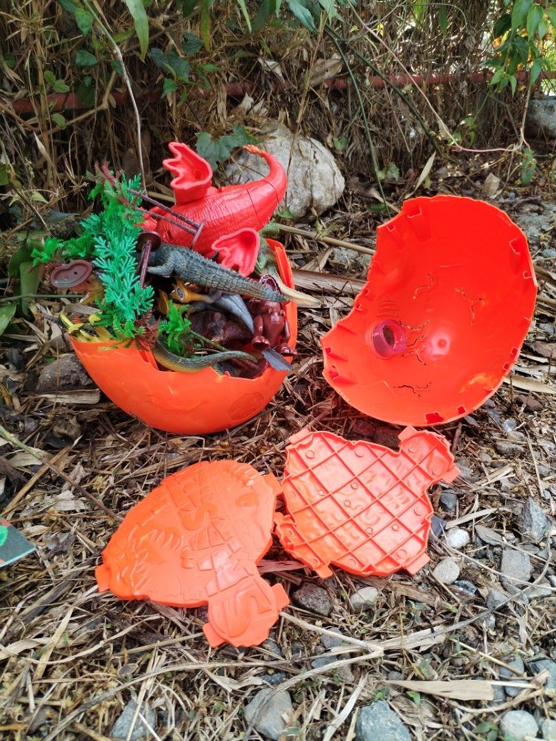 Smashers Dino Surprise Egg with Dinosaur Figures (Category: Kids Toys) located in La Trinidad. Submitted by malditas (Listing ID 1463816382, Image 1). Description: - Fun dinosaur surprise egg set - Includes 1 large red smashable egg - Comes with many small dinosaur figures inside - Some dinosaurs still in original packaging - Encourages imaginative play - Perfect for dinosaur enthusiasts - Get ready for a prehistoric adventure! From HT box BUY AS