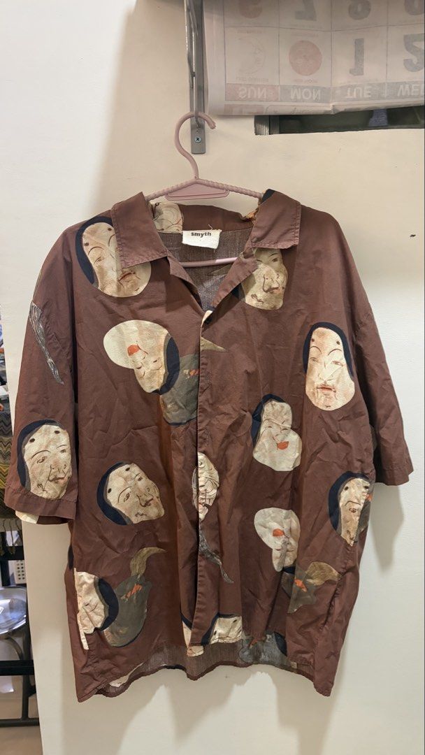 SMYTH Brown Graphic Print Short Sleeve Button Up Shirt (Category: Tshirts & Polo Shirts ) located in Davao. Submitted by davaodeclutters (Listing ID 1463765366, Image 1). Description: - Brown short sleeve button-up shirt - SMYTH brand - Relaxed fit - seldom used.