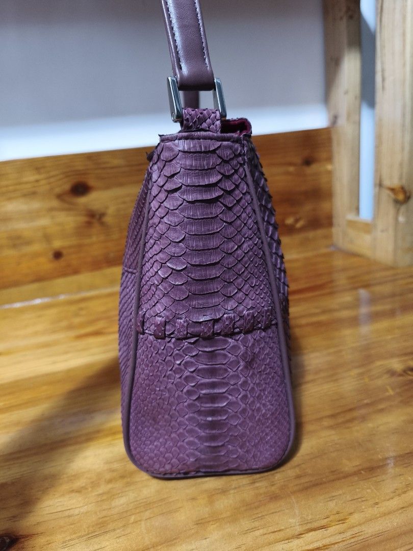 Snake skin shoulder bag (Category: Shoulder Bags) located in Baguio. Submitted by queenlyne_vintage_rare_finds (Listing ID 1463811162, Image 3). Description: .