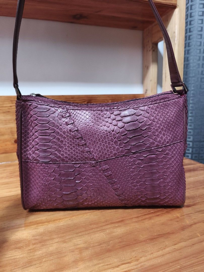 Snake skin shoulder bag (Category: Shoulder Bags) located in Baguio. Submitted by queenlyne_vintage_rare_finds (Listing ID 1463811162, Image 2). Description: .