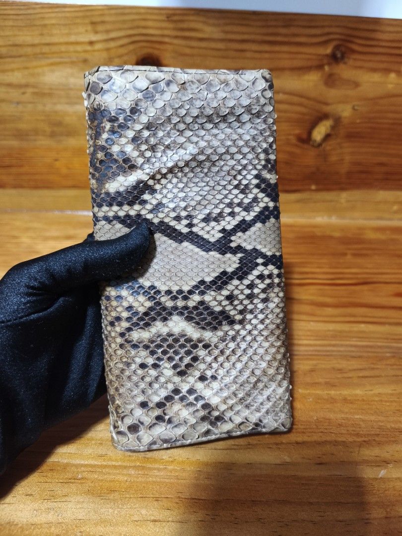 Snake skin wallet (Category: Wallets & Card holders) located in Baguio. Submitted by queenlyne_vintage_rare_finds (Listing ID 1463766365, Image 3). Description: .