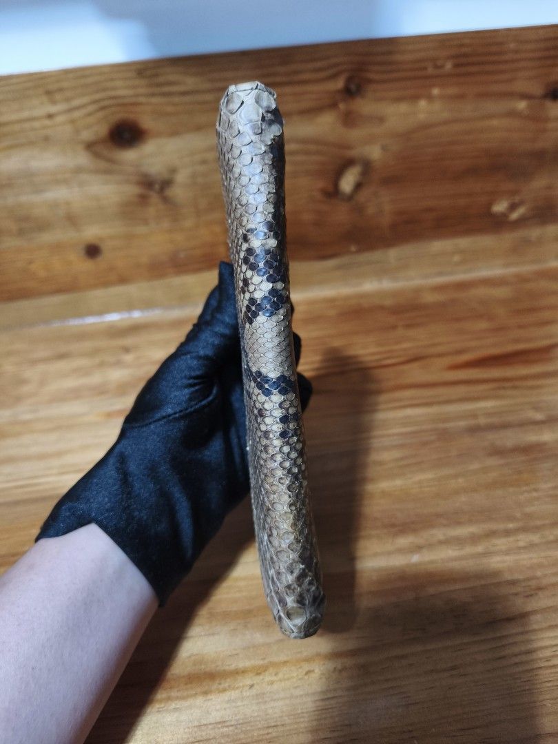 Snake skin wallet (Category: Wallets & Card holders) located in Baguio. Submitted by queenlyne_vintage_rare_finds (Listing ID 1463766365, Image 2). Description: .