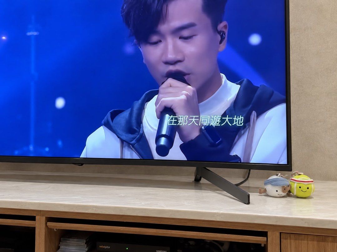Sony 65吋 4K Ultra HD Smart TV 超高清智能電視 KD-65X8500G （分類：電視）位於 Hong Kong。 由 wingwingt 提交（商品編號 1463904247，圖片 2）。簡介： *有白點位* *small defect* Sony 65吋 4K Ultra HD Smart TV 超高清智能電視 KD-65X8500G 原價HK$25,990 這款Sony 65吋4K智能電視KD-65X8500G配備4K HDR Processor X1™️和Acoustic Multi-Audio™️系統，提供真實聲畫體驗。支持Dolby Vision™️和Dolby Atmos™️，讓您在家享受影院級效果。TRILUMINOS™️顯示技術呈現生動色彩，智能遙控和語音操作更方便使用。 https://www.yohohongkong.com/zh-hk/product/27618-Sony-65%E5%90%8B-4K%E6%99%BA%E8%83%BD%