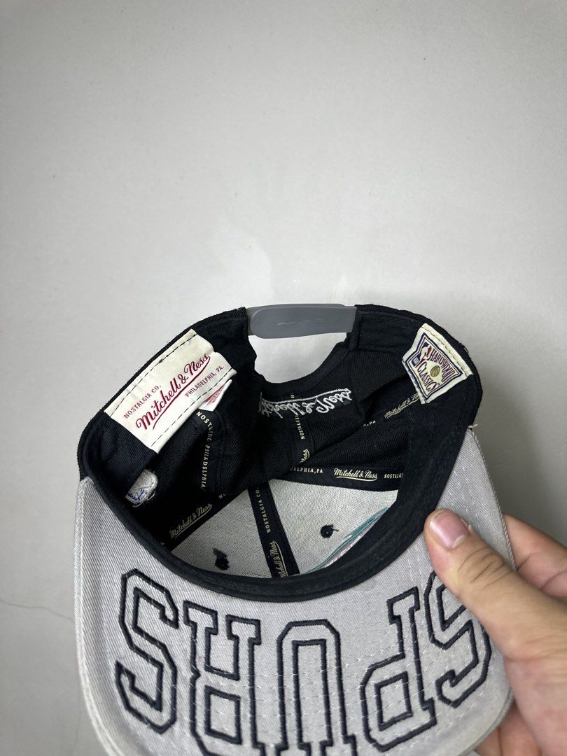 SPURS BY MITCHELL AND NESS (Category: Caps & Hats) located in Molave. Submitted by thriftmate13 (Listing ID 1463777504, Image 3). Description: .