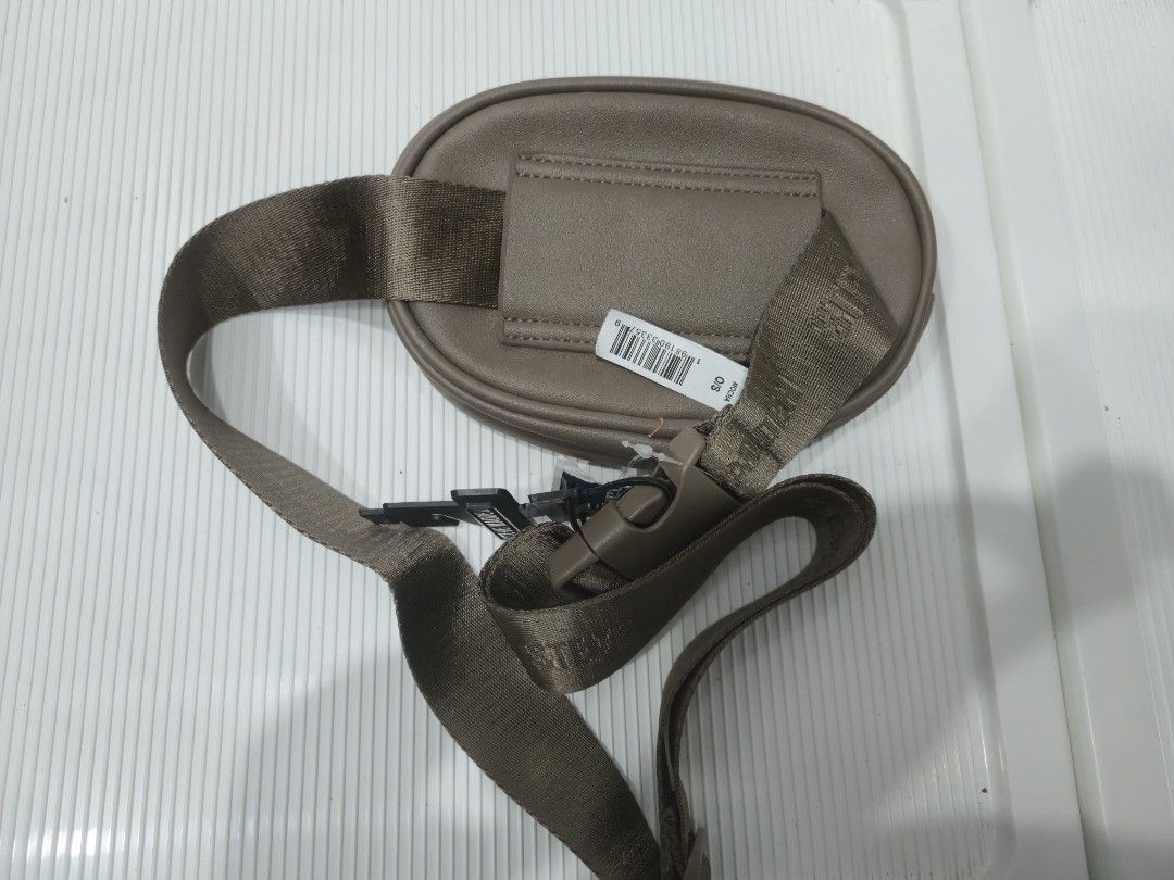 Steve Madden belt bag (Category: Cross-body Bags) located in Tuba. Submitted by thebag-oh (Listing ID 1463884185, Image 2). Description: brand new condition taupe color.