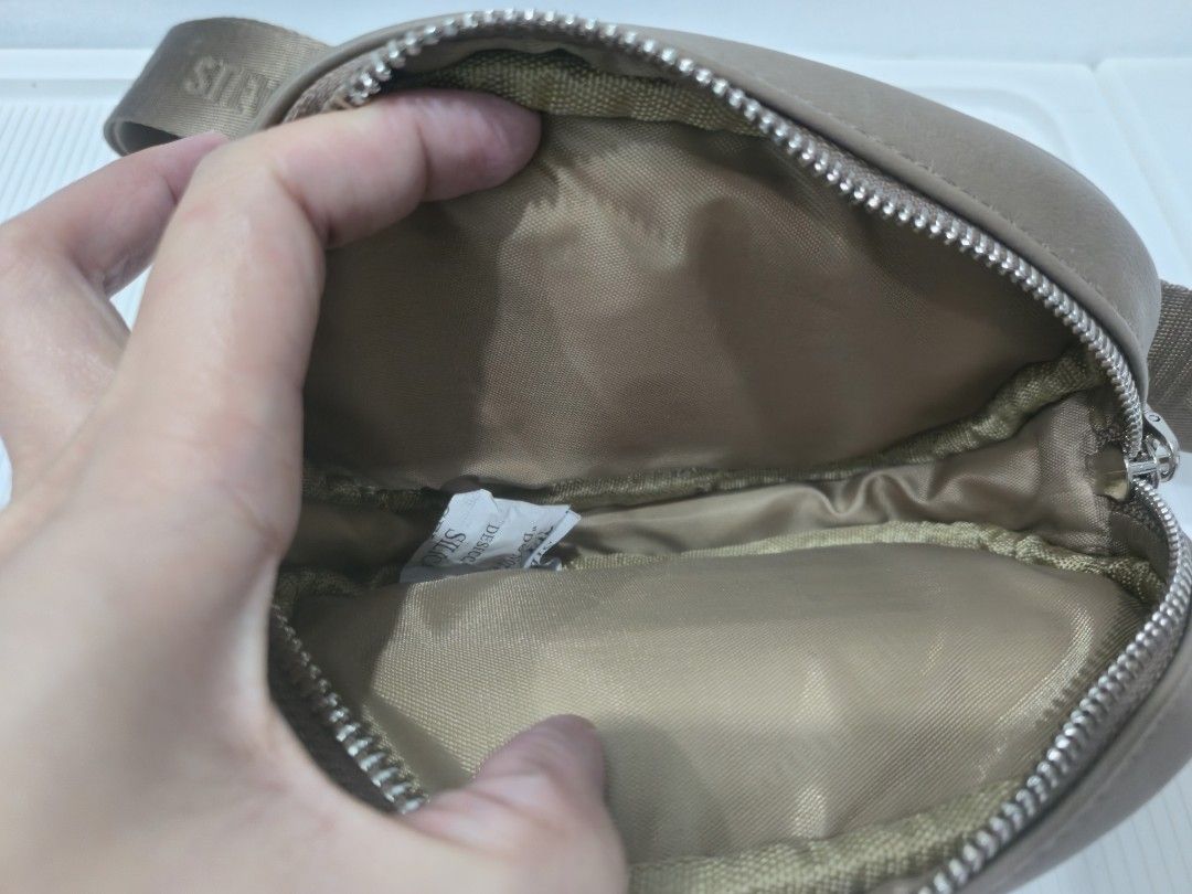 Steve Madden belt bag (Category: Cross-body Bags) located in Tuba. Submitted by thebag-oh (Listing ID 1463884185, Image 3). Description: brand new condition taupe color.