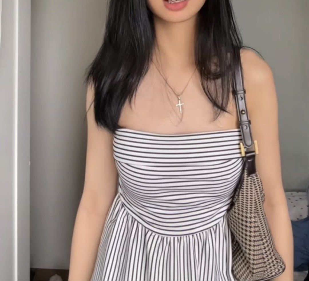 Striped Tube Top (Category: Sleeveless) located in Manila. Submitted by aim.r (Listing ID 1463902140, Image 1). Description: - Classic black and white stripes - Stretchy, form-fitting material - Versatile for casual or dressed-up outfits - Easily pairs with skirts, shorts, and accessories like necklaces.