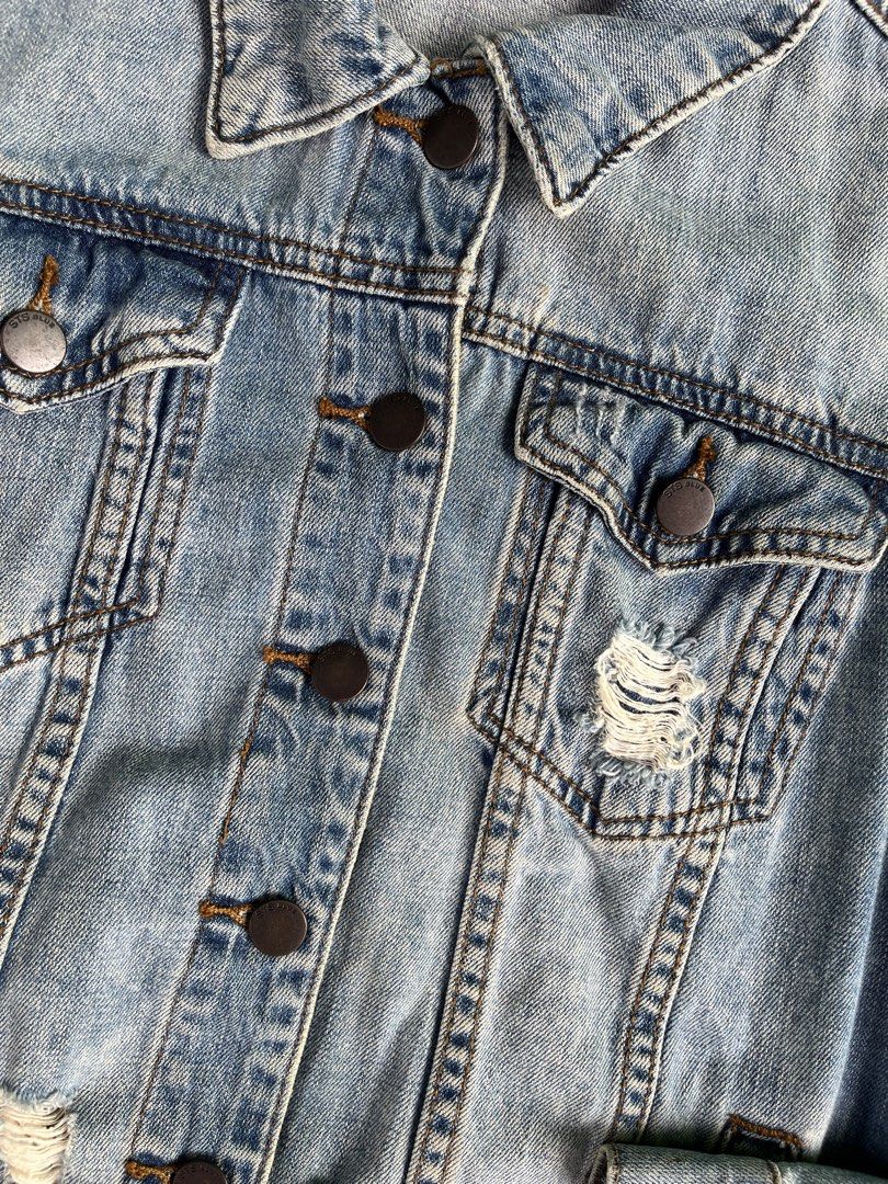 STS BLUE DENIM JACKET (Category: Coats, Jackets and Outerwear) located in Quezon City. Submitted by kentstuff (Listing ID 1463840505, Image 2). Description: STS BLUE Size S On Tag Shoulder-Hem : 24” Pit-Pit : 19.5” Condition: Excellent CR: 9.8/10 Flaws: yellow stain Needwash DISCLAIMER: This is a thrifted item. All brands, logos, and trademarks belong to their rightful owners. We’re here to rehome great pieces — no brand affiliation intended..