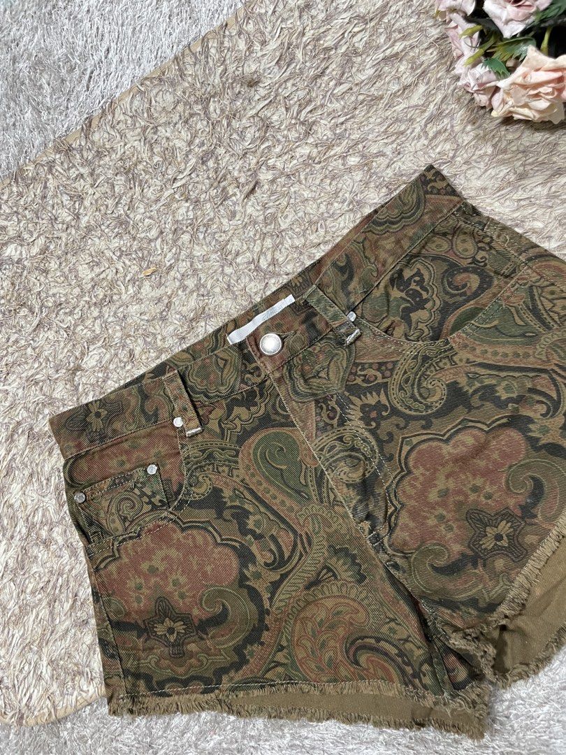 Stussy Short (Category: Shorts) located in Manila. Submitted by rutchemari68583 (Listing ID 1463843926, Image 3). Description: - Eye-catching all-over paisley print - Trendy frayed hem for a casual vibe - Secure button and zip fly closure - Convenient front and back pockets - Ideal for a stylish day out Waistline 27-28.