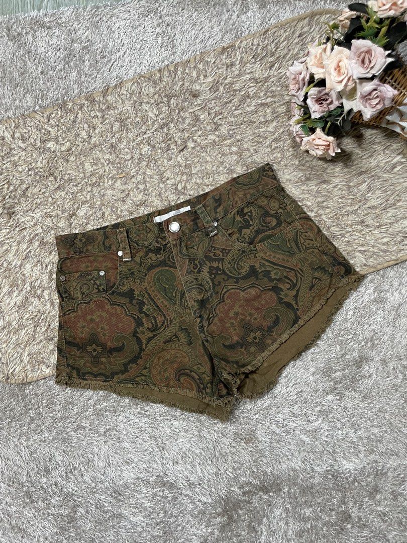 Stussy Short (Category: Shorts) located in Manila. Submitted by rutchemari68583 (Listing ID 1463843926, Image 2). Description: - Eye-catching all-over paisley print - Trendy frayed hem for a casual vibe - Secure button and zip fly closure - Convenient front and back pockets - Ideal for a stylish day out Waistline 27-28.