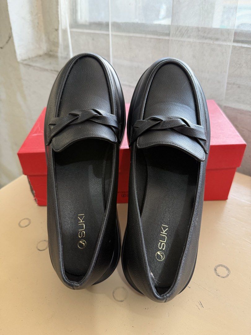 SUKI Black Leather Chunky Loafers (Category: Loafers) located in Cabuyao City. Submitted by arral (Listing ID 1463808194, Image 1). Description: - Brand: SUKI - Type: Black Leather Loafers - Size: 39 - Features: Chunky sole, braided detail on front strap - Condition: Comes with original box.