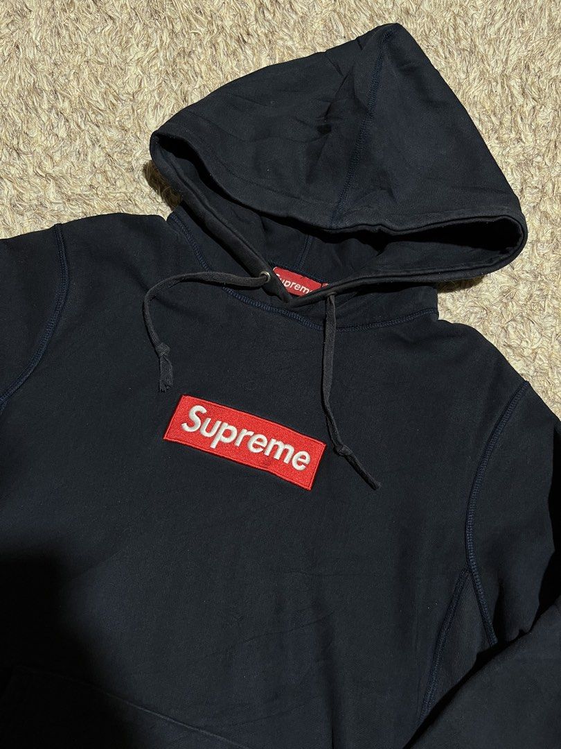 Supreme Box Logo Hoodie (Category: Coats, Jackets and Outerwear) located in Valencia. Submitted by bordzsthrift (Listing ID 1463928611, Image 2). Description: Size L on tag Dimes:22 X 28 .