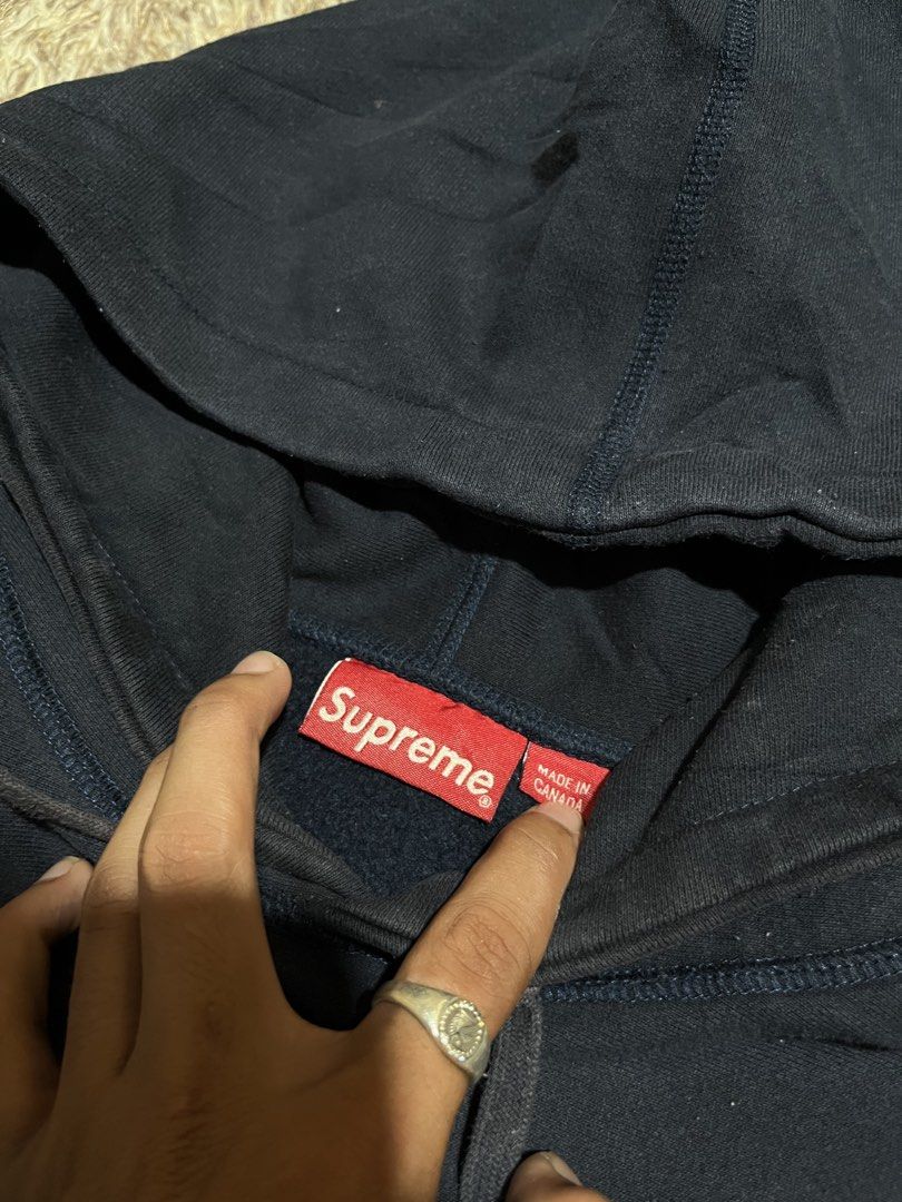 Supreme Box Logo Hoodie (Category: Coats, Jackets and Outerwear) located in Valencia. Submitted by bordzsthrift (Listing ID 1463928611, Image 3). Description: Size L on tag Dimes:22 X 28 .