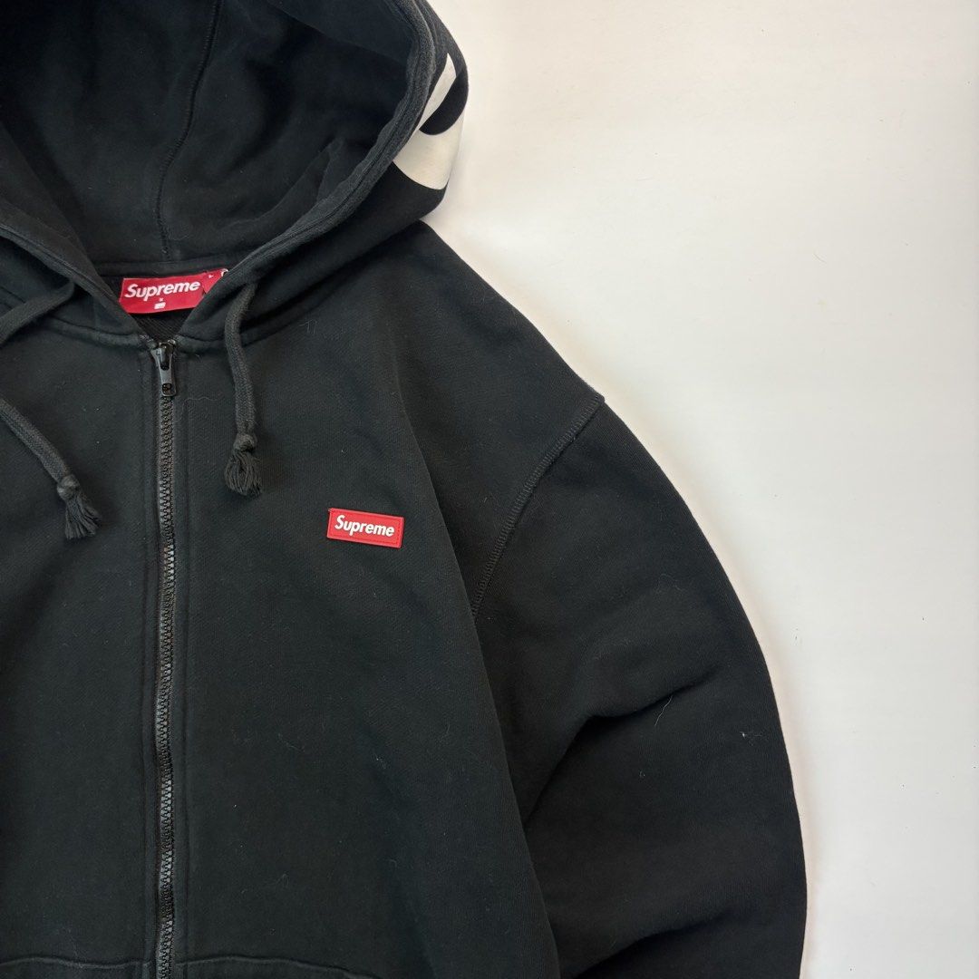 SUPREME ZIP UP HOODIE (Category: Coats, Jackets and Outerwear) located in Manila. Submitted by johnandrei17422 (Listing ID 1463779666, Image 2). Description: .