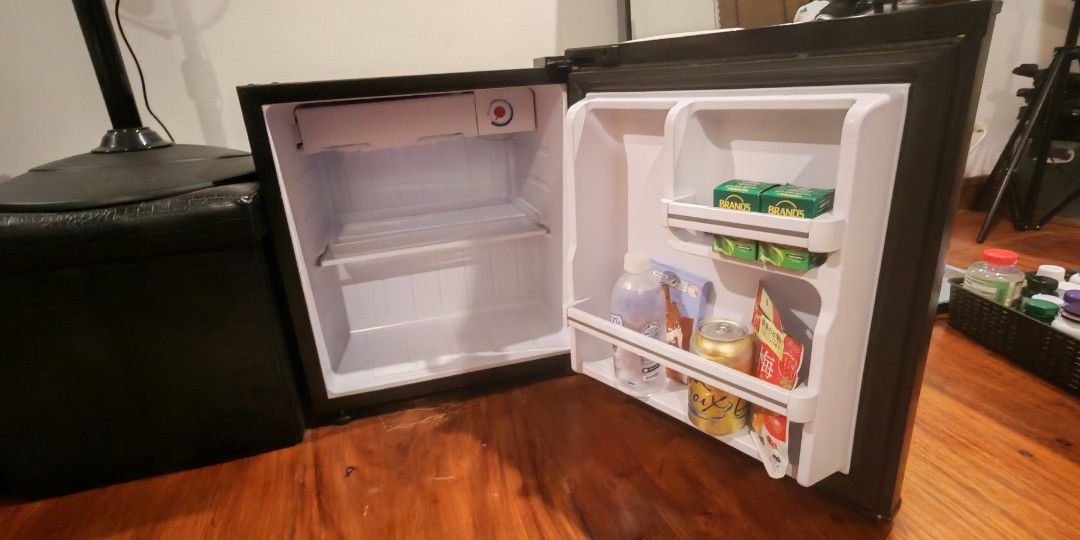 TCL Personal Ref Refrigerator (Category: Refrigerators and Freezers) located in Mandaluyong City. Submitted by kace_reyes_09279956969 (Listing ID 1463849681, Image 2). Description: TCL Personal Ref Perfectly working RFS: Not using it much, but still plugged Very cold For pick up only in Wack Wack Mandaluyong.