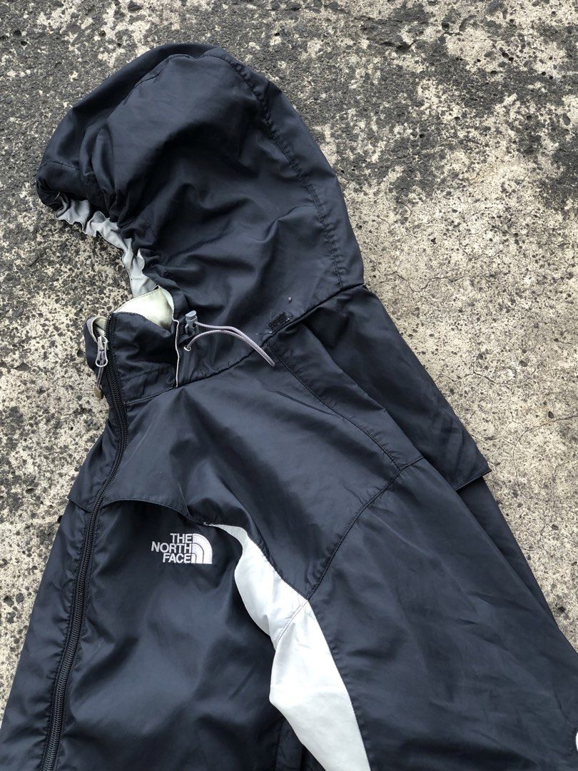 The North Face VINTAGE Shell windbreaker rain Jacket (Category: Coats, Jackets and Outerwear) located in San Pablo. Submitted by ashlucillo (Listing ID 1463847322, Image 1). Description: Size: Medium (23x27) NO ISSUE Condition 9/10 CR 9/10.