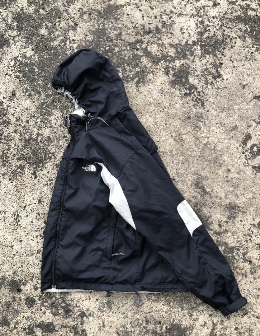 The North Face VINTAGE Shell windbreaker rain Jacket (Category: Coats, Jackets and Outerwear) located in San Pablo. Submitted by ashlucillo (Listing ID 1463847322, Image 2). Description: Size: Medium (23x27) NO ISSUE Condition 9/10 CR 9/10.