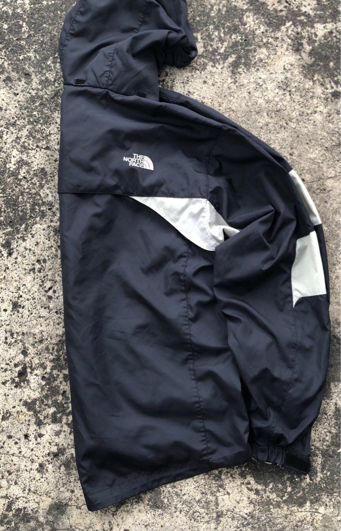 The North Face VINTAGE Shell windbreaker rain Jacket (Category: Coats, Jackets and Outerwear) located in San Pablo. Submitted by ashlucillo (Listing ID 1463847322, Image 3). Description: Size: Medium (23x27) NO ISSUE Condition 9/10 CR 9/10.