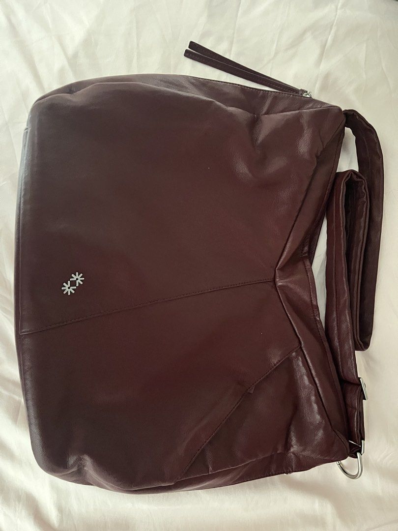 The Paper Bunny Vessel Loft - Cabarnet (Category: Shoulder Bags) located in Makati City. Submitted by lfaaaaa (Listing ID 1463768034, Image 1). Description: •With minor flaws -scratch in the front section (3rd photo, barely noticeable) -some peeling in the zipper portion (4th and 5th photos; barely noticeable when the zipper flaps are folded in - refer to 5th photo) -All zippers are functioning well -Comes with the dust bag -You may refer to the 