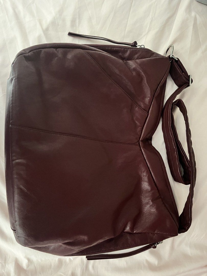 The Paper Bunny Vessel Loft - Cabarnet (Category: Shoulder Bags) located in Makati City. Submitted by lfaaaaa (Listing ID 1463768034, Image 2). Description: •With minor flaws -scratch in the front section (3rd photo, barely noticeable) -some peeling in the zipper portion (4th and 5th photos; barely noticeable when the zipper flaps are folded in - refer to 5th photo) -All zippers are functioning well -Comes with the dust bag -You may refer to the 