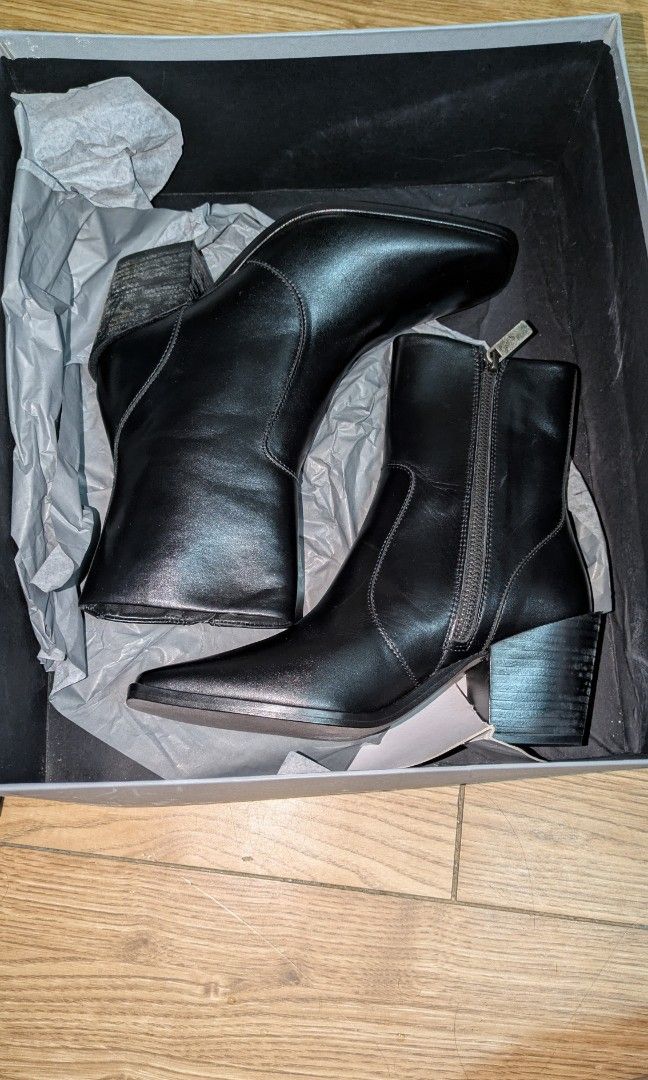Thursday Everyday Black Leather Ankle Boots (Category: Boots) located in Quezon City. Submitted by perkychavala (Listing ID 1463901273, Image 3). Description: Original Thursday Boots Soho Zip Size : 5.5 Original Price : 13,900 Selling Price : 2,500 negotiable. Used only once. RSF : decluttering/ need funds Visit the Thursday website to check more details of the item. https://thursdayboots.com/products/womens-soho-high-heel-zip-up-boot-black - Bra