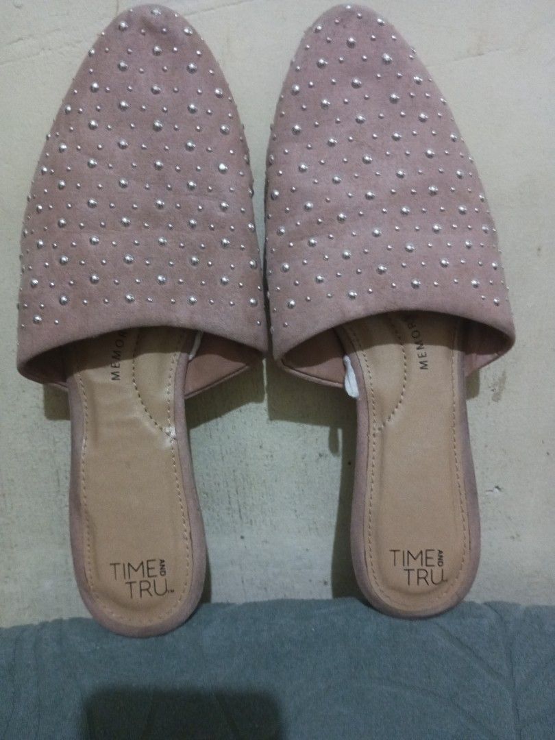 Time and Tru Pink Studded Pointed Toe Flats (Category: Flats & Sandals) located in Malabon City. Submitted by klerish (Listing ID 1463859331, Image 1). Description: - Pink pointed toe flats by Time and Tru - Adorned with small silver studs all over - Easy slip-on style - Comfortable memory foam insole - Perfect for dressing up or down.