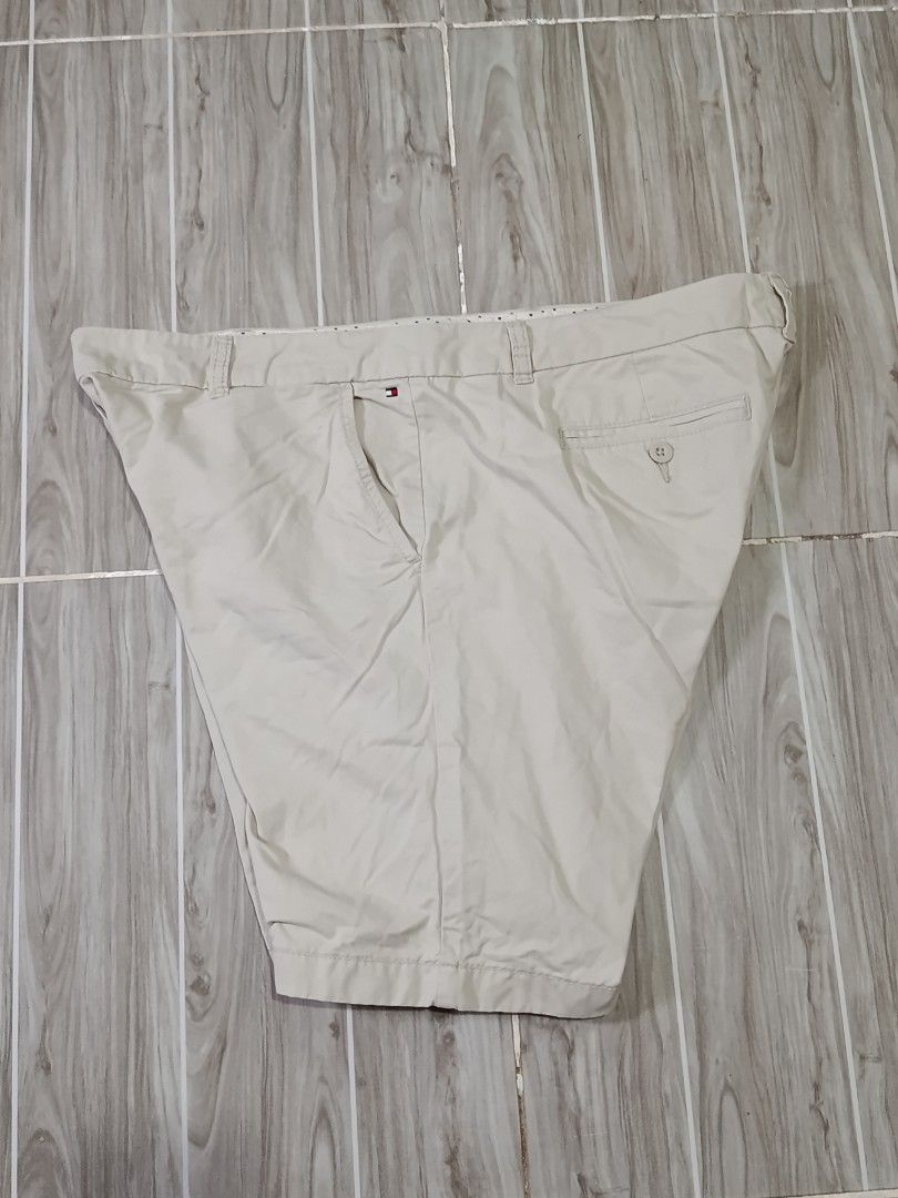 TOMMY HILFIGER CHINO SHORT (freeshipping) (Category: Chinos) located in Quezon City. Submitted by gyl-stop (Listing ID 1463883029, Image 3). Description: free shipping 38-40 x 18 excellent condi cr: 9.5/10 issue: dot washable stain di halata.