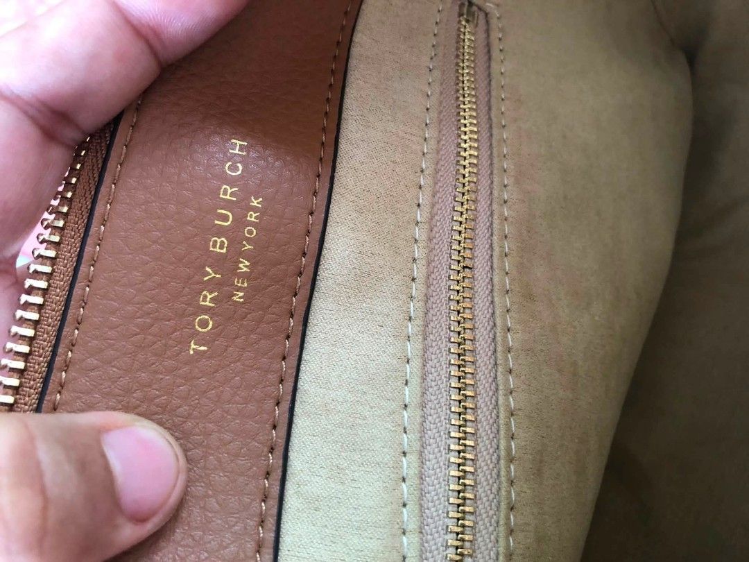 tory burch 2 straps (Category: Cross-body Bags) located in Ozamiz City. Submitted by kapesteba112457 (Listing ID 1463802865, Image 3). Description: TOrrryy BORchhh.. in cowhide leather. Ganda simple lang atake.. kasya long wallet and folded payung kasya notebook.. for only 3800. Flawless matibay malinis at mabango.. selected preloved bag from japan/korea❤️.