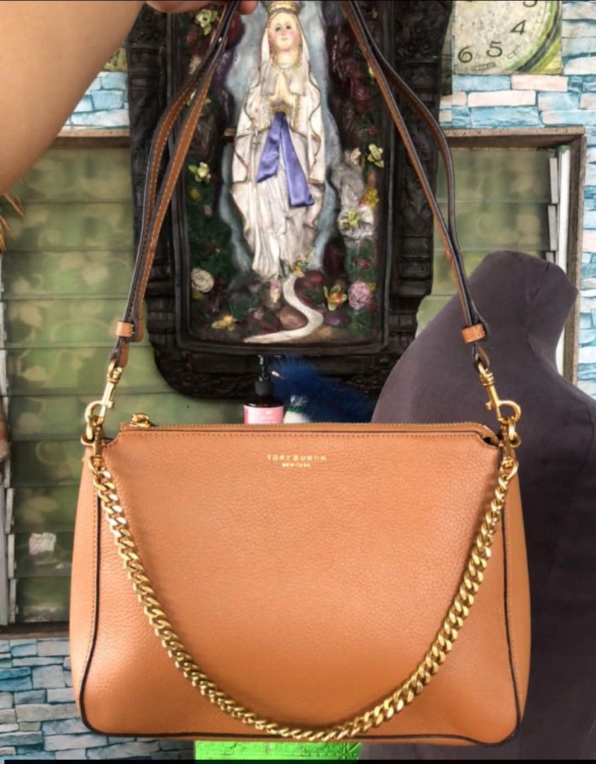 tory burch 2 straps (Category: Cross-body Bags) located in Ozamiz City. Submitted by kapesteba112457 (Listing ID 1463802865, Image 1). Description: TOrrryy BORchhh.. in cowhide leather. Ganda simple lang atake.. kasya long wallet and folded payung kasya notebook.. for only 3800. Flawless matibay malinis at mabango.. selected preloved bag from japan/korea❤️.
