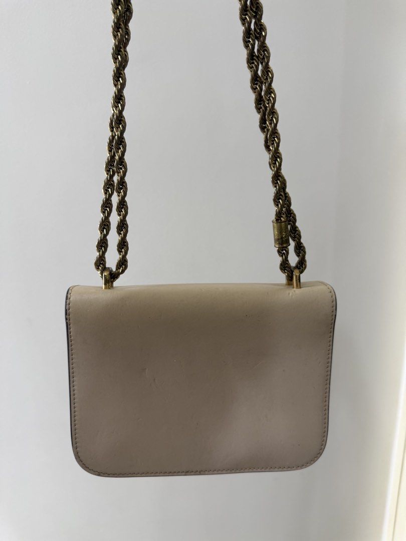 Tory burch elenor authentic 💯 (Category: Announcements) located in Las Pinas. Submitted by coco_preloved351 (Listing ID 1463789098, Image 2). Description: Original 💯 Tory Burch (Pricing store brandnew 41k to 71k ) Jelly tag inside Have weight Issue pressmark and may rubs na maliit faded bakals also (That’s why i sell lower) ( bawal sa maselan pwede sa madiskarte, if marunong ka mag paint you can repaint in black) 💓.