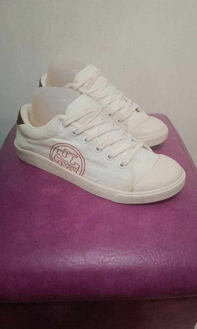 Tory Burch Sneakers (Category: Sneakers) located in Davao. Submitted by naxarugal (Listing ID 1463756310, Image 1). Description: ukay source no issue with signs of use size: outsole 27 cm insole 23 cm siguro size 7 Kasi maluwang sa akin size 6 Kasi para ko.