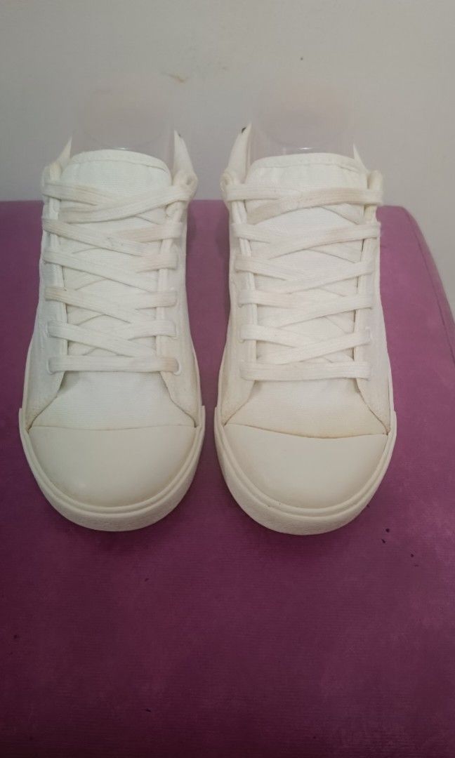 Tory Burch Sneakers (Category: Sneakers) located in Davao. Submitted by naxarugal (Listing ID 1463756310, Image 2). Description: ukay source no issue with signs of use size: outsole 27 cm insole 23 cm siguro size 7 Kasi maluwang sa akin size 6 Kasi para ko.