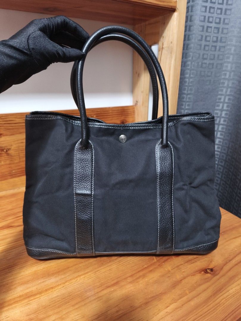 Tote bag (Category: Tote Bags) located in Baguio. Submitted by queenlyne_vintage_rare_finds (Listing ID 1463795561, Image 2). Description: .