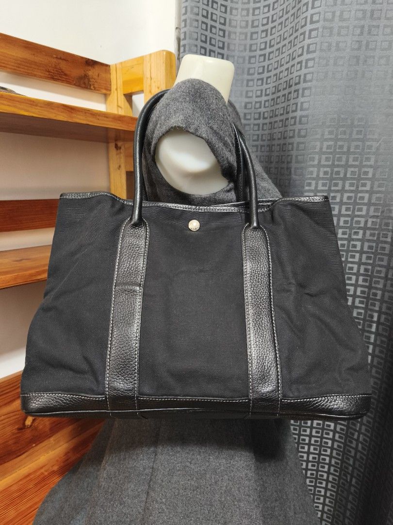 Tote bag (Category: Tote Bags) located in Baguio. Submitted by queenlyne_vintage_rare_finds (Listing ID 1463795561, Image 1). Description: .