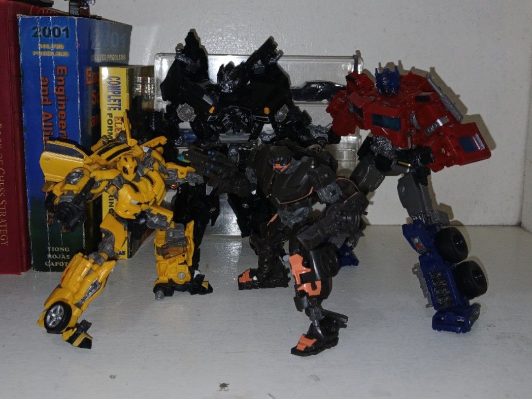 Transformers Studio Series 7 Figures Lot Sale (Category: Figurines & Statues) located in Manila. Submitted by nanosh1ii69200 (Listing ID 1463894606, Image 1). Description: READ FIRST FOR SALE! PER SET or P4,500 Take all (Quitting price) SET 1 - 4000 BIB SS80 Brawn BIB SS81 Wheeljack BIB SS85 arcee Loose SS49 Bumblebee Set 2 - 900 3 loose figures: Optimus prime, Ironhide, HotRod Meetup Only: Around Metro Manila.